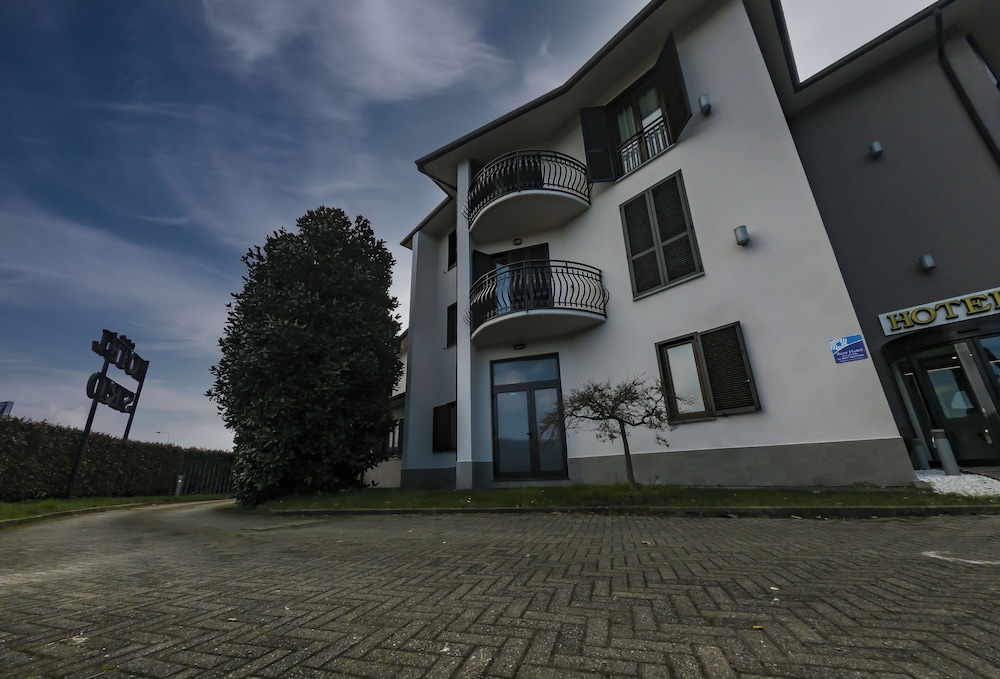 Hotel Sirio, Sure Hotel Collection by Best Western — Hotel building in Medolago, Lombardy