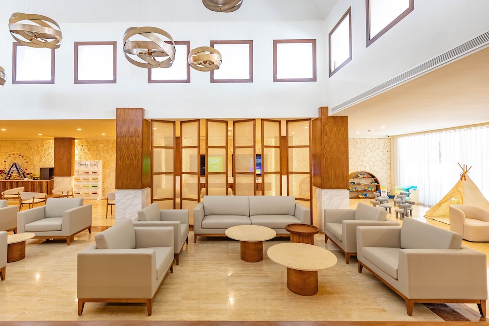 Family Selection At Grand Palladium Kantenah Resort & Spa - All Inclusive — Hotel building in Xetna, Quintana Roo