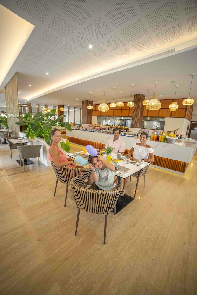 Family Selection At Grand Palladium Kantenah Resort & Spa - All Inclusive — Restaurant & bars in Xetna, Quintana Roo
