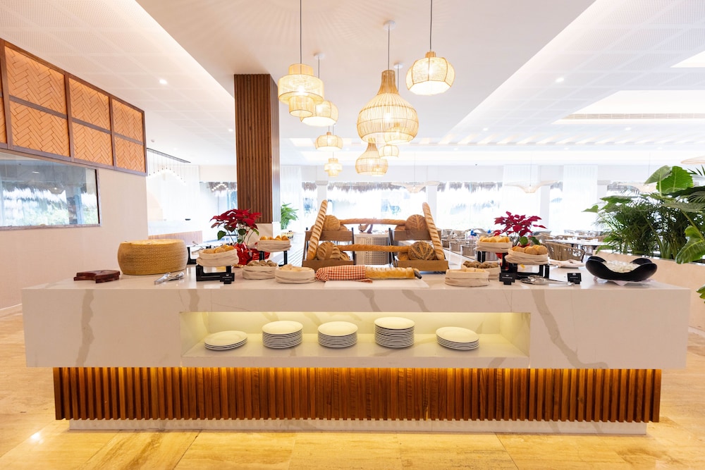 Family Selection At Grand Palladium Kantenah Resort & Spa - All Inclusive — Restaurant & bars in Xetna, Quintana Roo