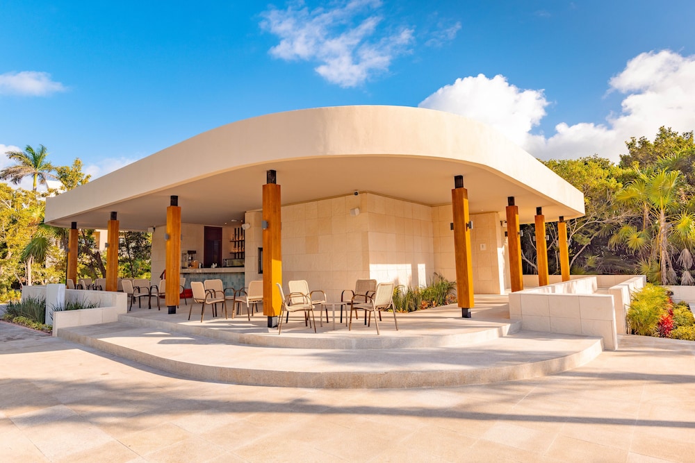 Family Selection At Grand Palladium Kantenah Resort & Spa - All Inclusive — Restaurant & bars in Xetna, Quintana Roo