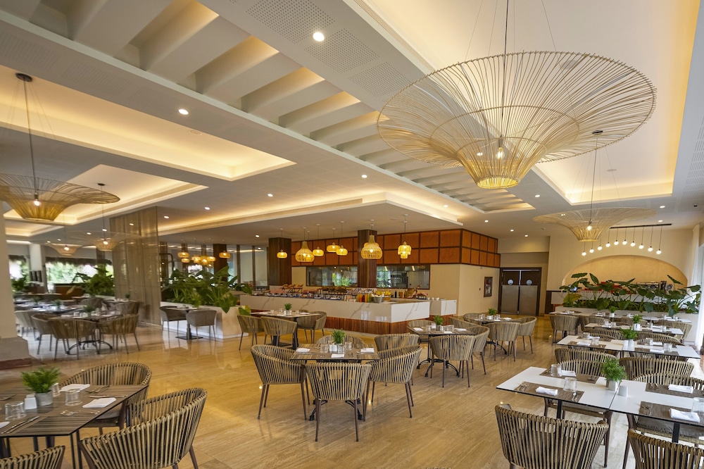 Family Selection At Grand Palladium Kantenah Resort & Spa - All Inclusive — Restaurant & bars in Xetna, Quintana Roo