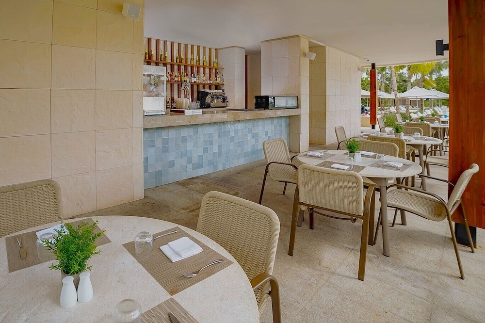 Family Selection At Grand Palladium Kantenah Resort & Spa - All Inclusive — Restaurant & bars in Xetna, Quintana Roo