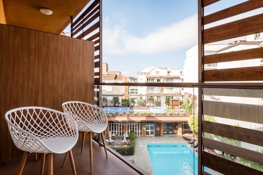 ALEGRIA Plaza Paris — Swimming pool in Lloret de Mar, Catalonia