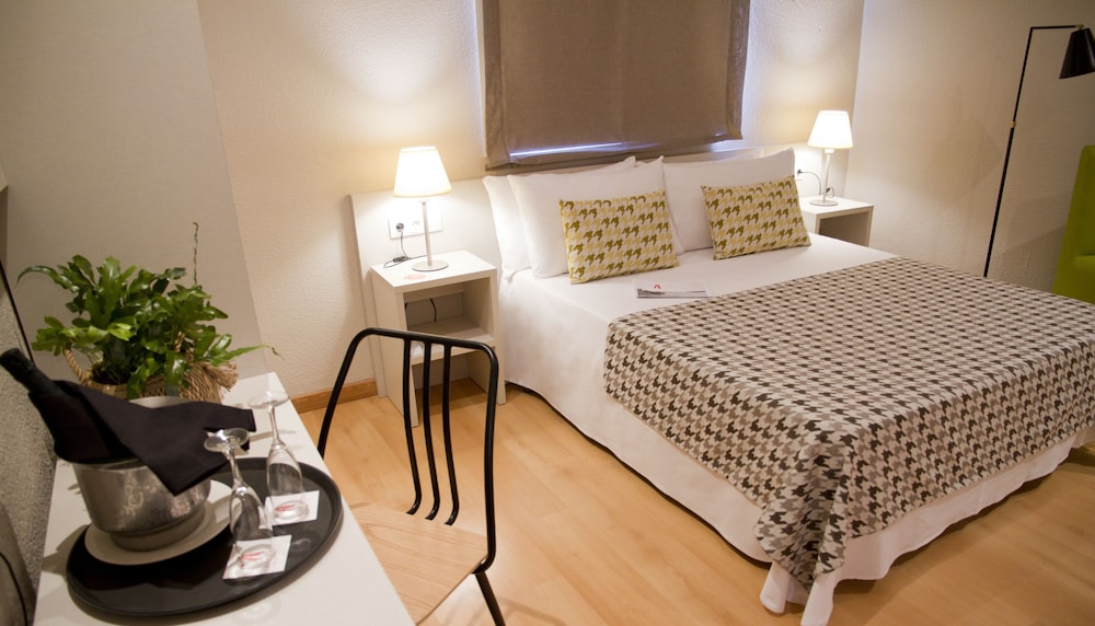 ALEGRIA Plaza Paris — Hotel rooms in Lloret de Mar, Catalonia