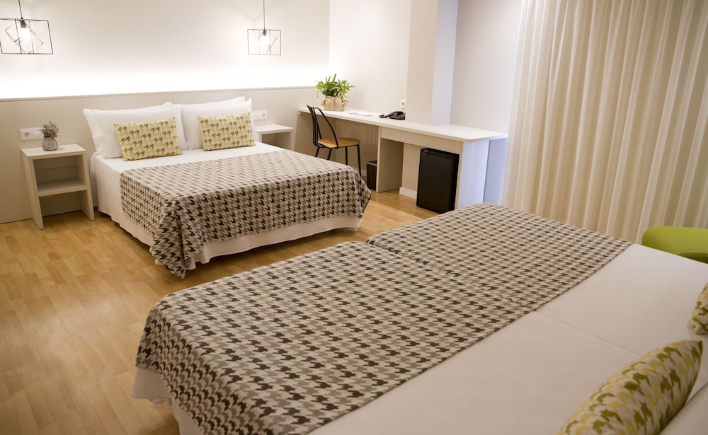 ALEGRIA Plaza Paris — Hotel rooms in Lloret de Mar, Catalonia