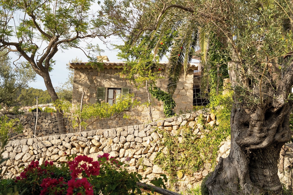 Hotel Es Port — Hotel building in Puerto de Soller, Balearic Islands