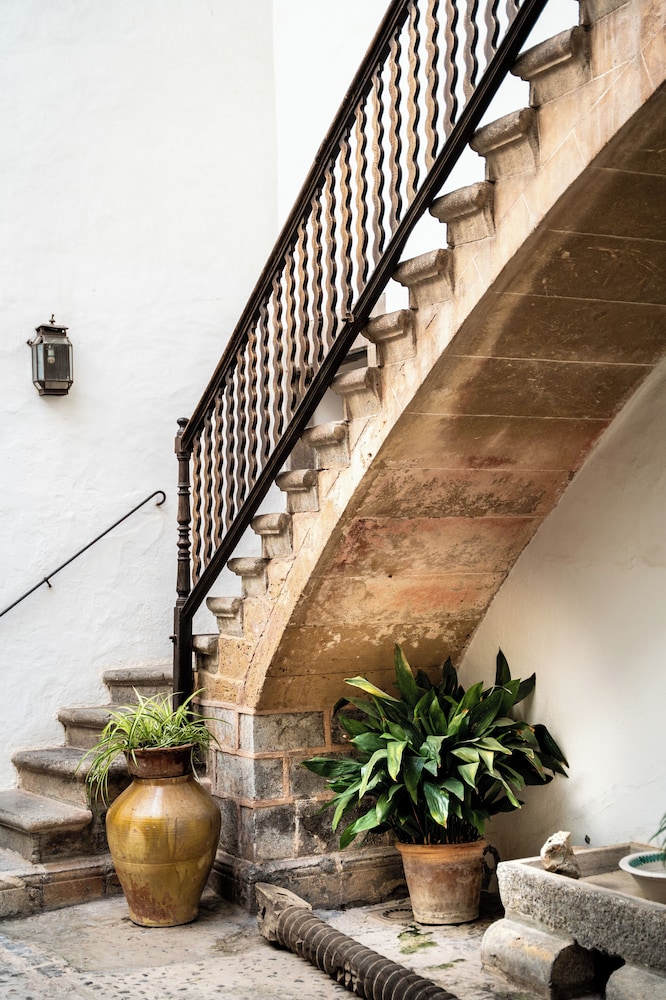 Hotel Es Port — Hotel building in Puerto de Soller, Balearic Islands