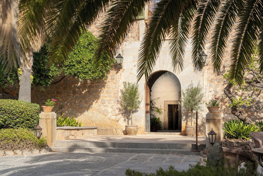 Hotel Es Port — Hotel building in Puerto de Soller, Balearic Islands