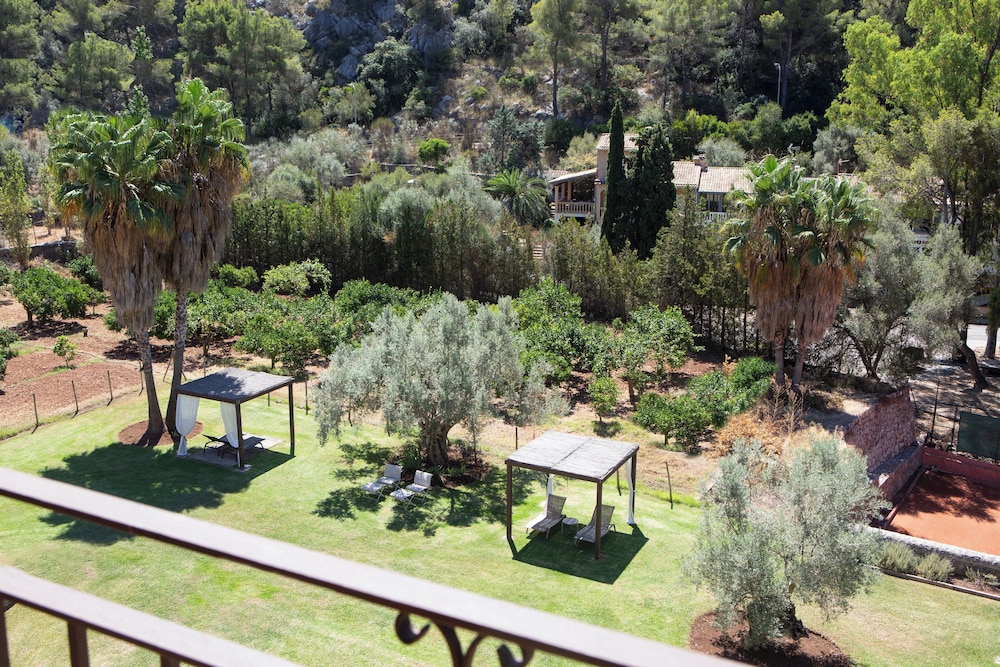 Hotel Es Port — Hotel building in Puerto de Soller, Balearic Islands