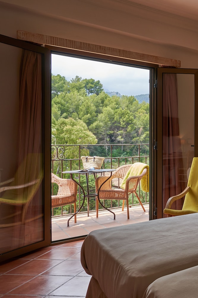 Hotel Es Port — Hotel rooms in Puerto de Soller, Balearic Islands