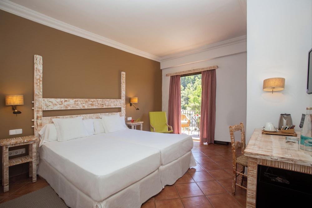 Hotel Es Port — Hotel rooms in Puerto de Soller, Balearic Islands