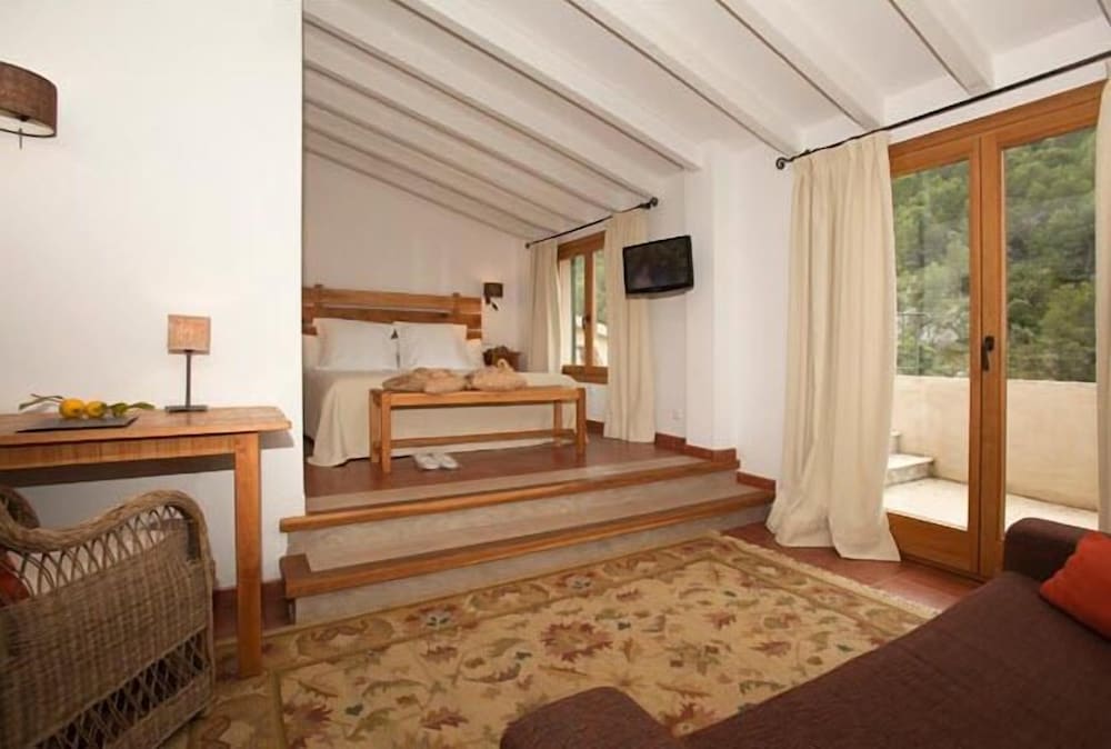 Hotel Es Port — Hotel rooms in Puerto de Soller, Balearic Islands