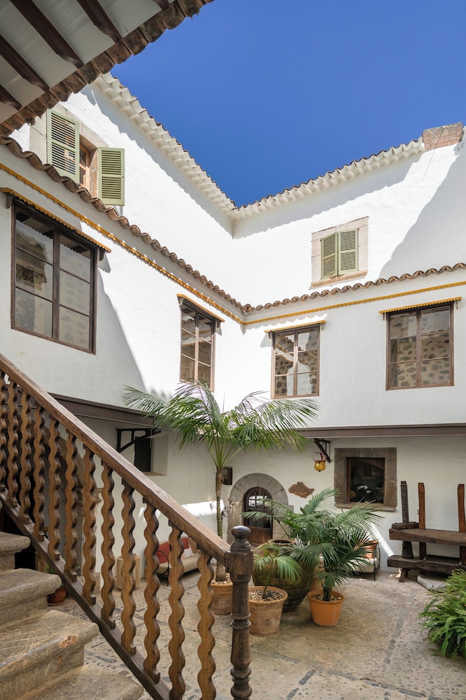 Hotel Es Port — Hotel building in Puerto de Soller, Balearic Islands