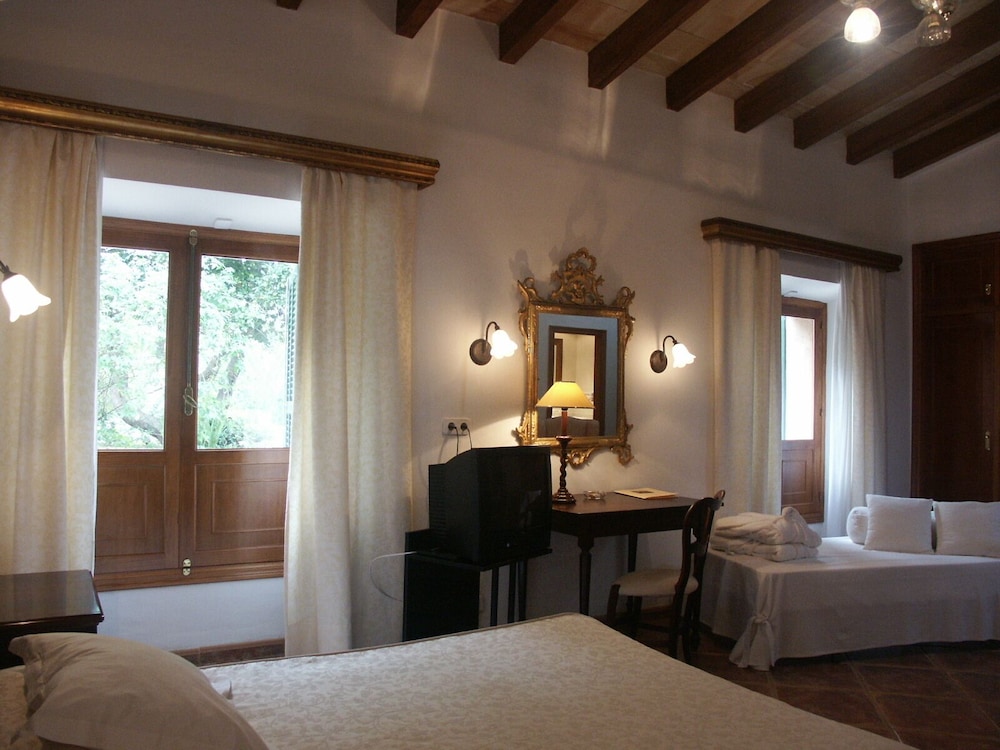 Hotel Es Port — Hotel rooms in Puerto de Soller, Balearic Islands