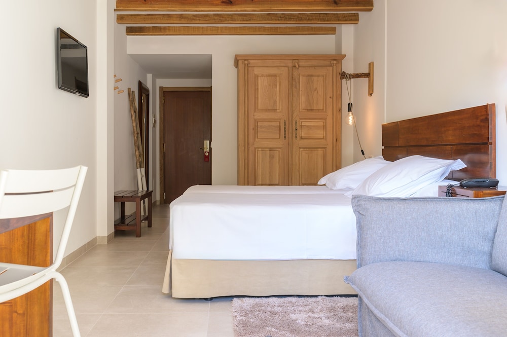 Hotel Es Port — Hotel rooms in Puerto de Soller, Balearic Islands