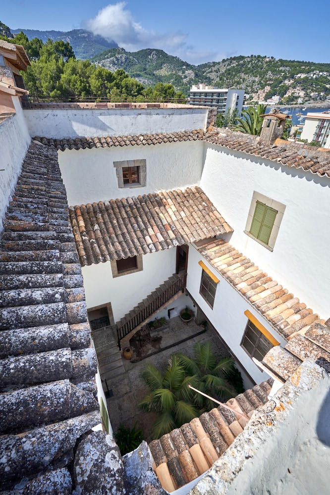 Hotel Es Port — Hotel building in Puerto de Soller, Balearic Islands