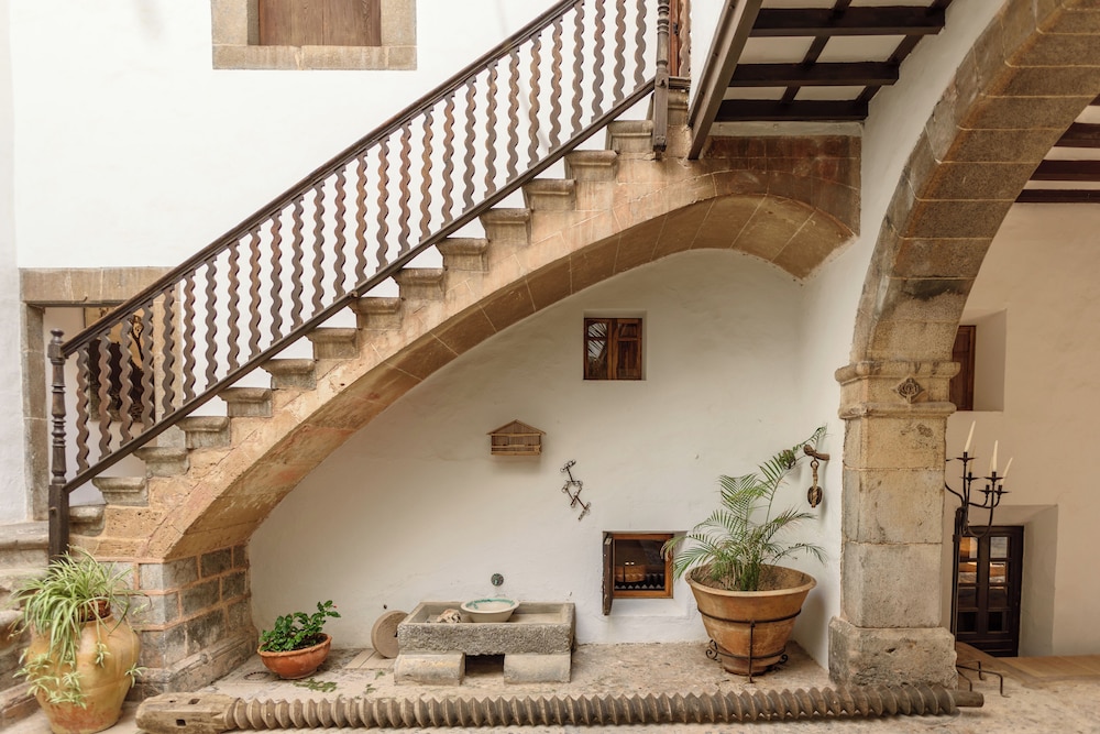 Hotel Es Port — Hotel building in Puerto de Soller, Balearic Islands