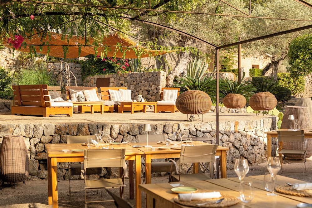 Hotel Es Port — Restaurant & bars in Puerto de Soller, Balearic Islands