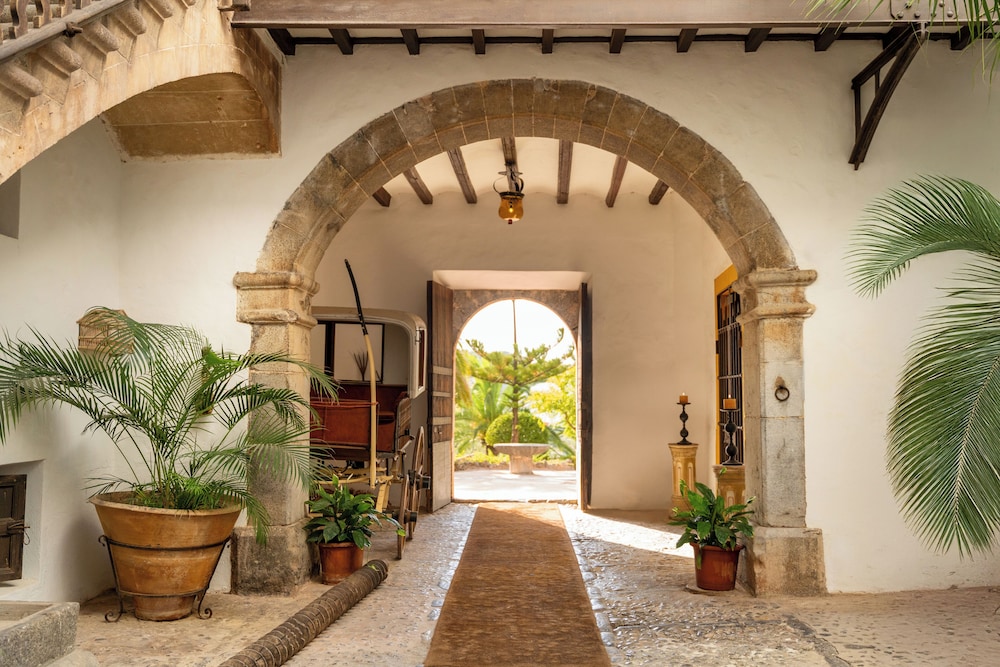 Hotel Es Port — Hotel building in Puerto de Soller, Balearic Islands