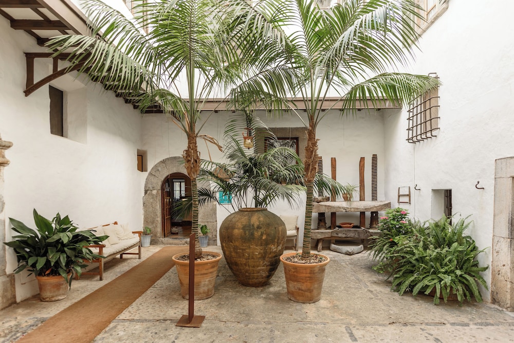 Hotel Es Port — Hotel building in Puerto de Soller, Balearic Islands