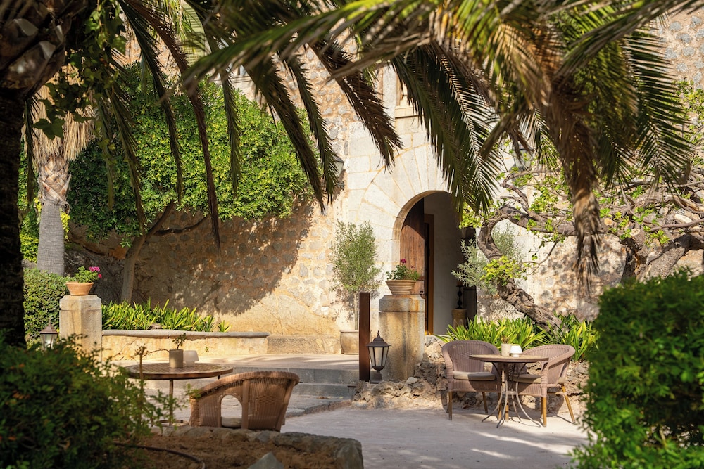 Hotel Es Port — Hotel building in Puerto de Soller, Balearic Islands