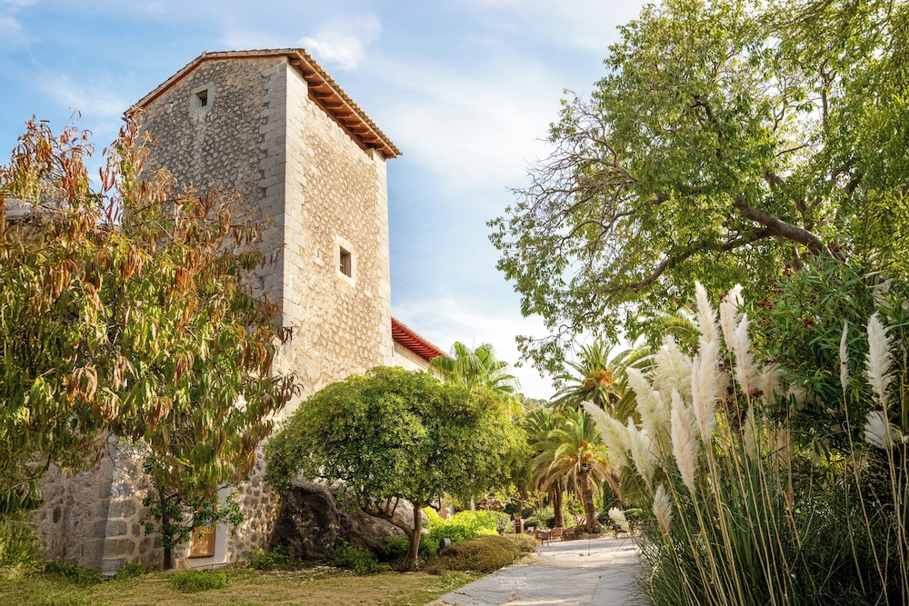 Hotel Es Port — Hotel building in Puerto de Soller, Balearic Islands