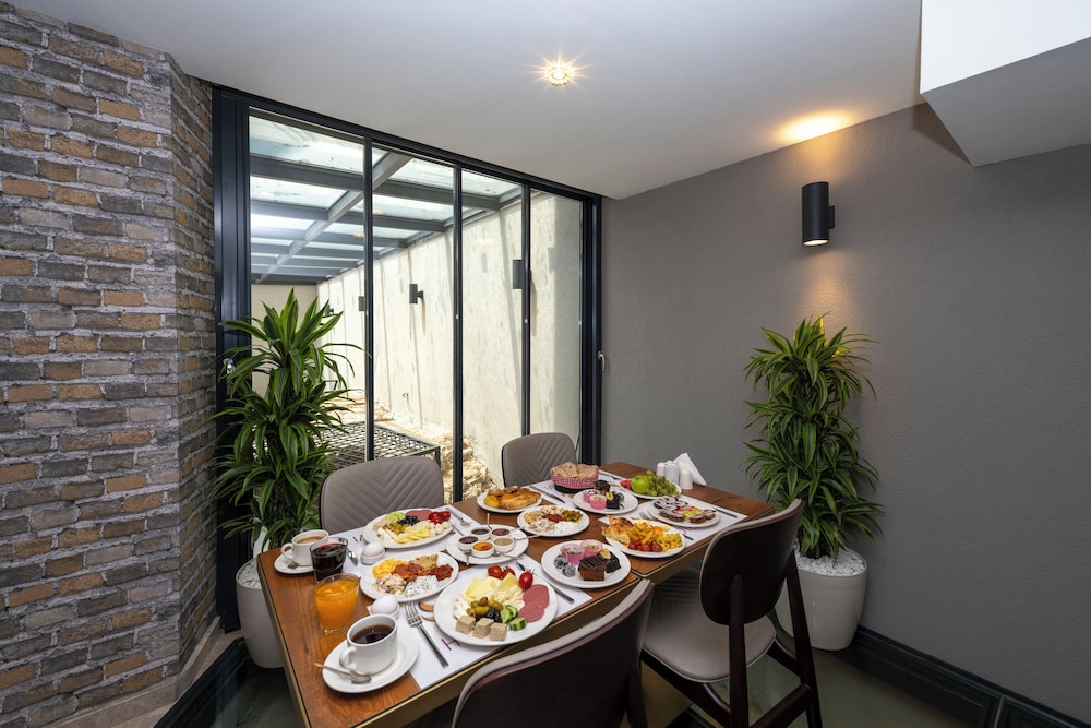 Hotel Ravi — Restaurant & bars in Istanbul, Istanbul