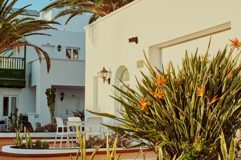Gloria Izaro Club Hotel — Hotel building in Puerto del Carmen, Canary Islands