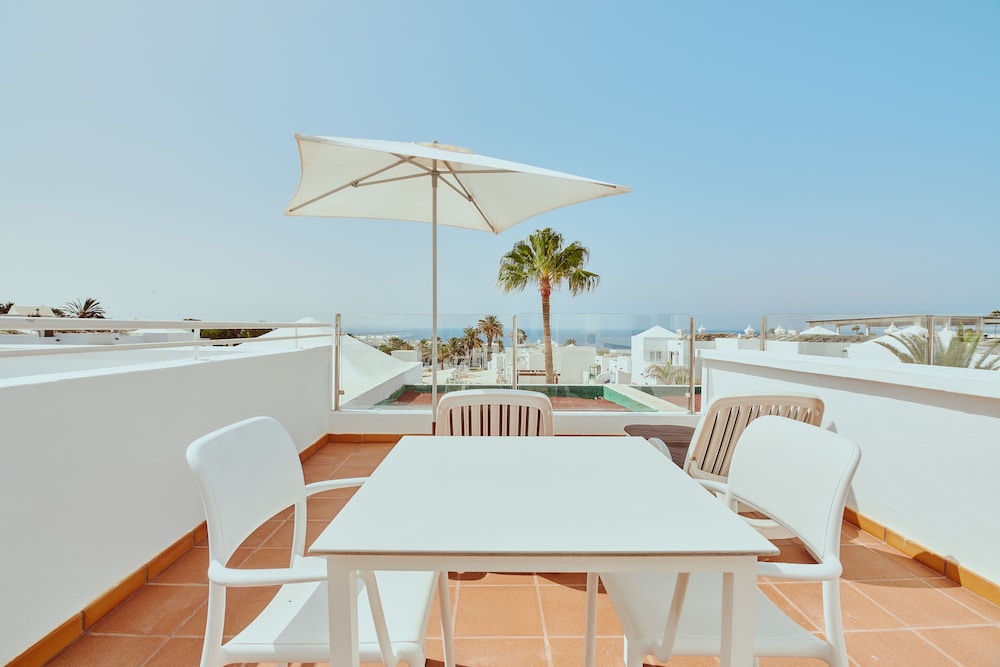 Gloria Izaro Club Hotel — Hotel building in Puerto del Carmen, Canary Islands