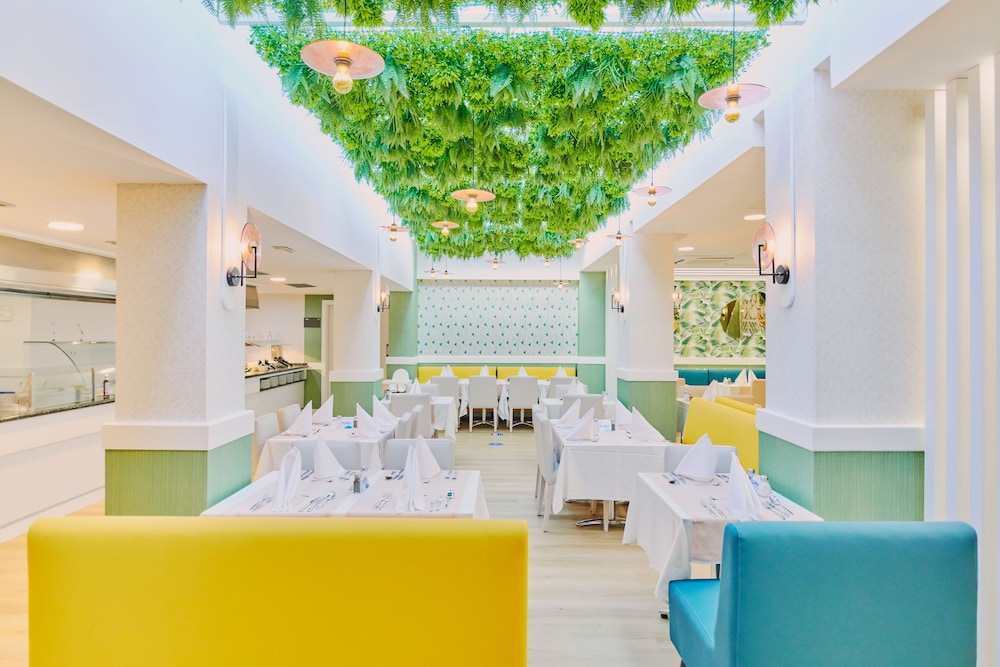Gloria Izaro Club Hotel — Restaurant & bars in Puerto del Carmen, Canary Islands