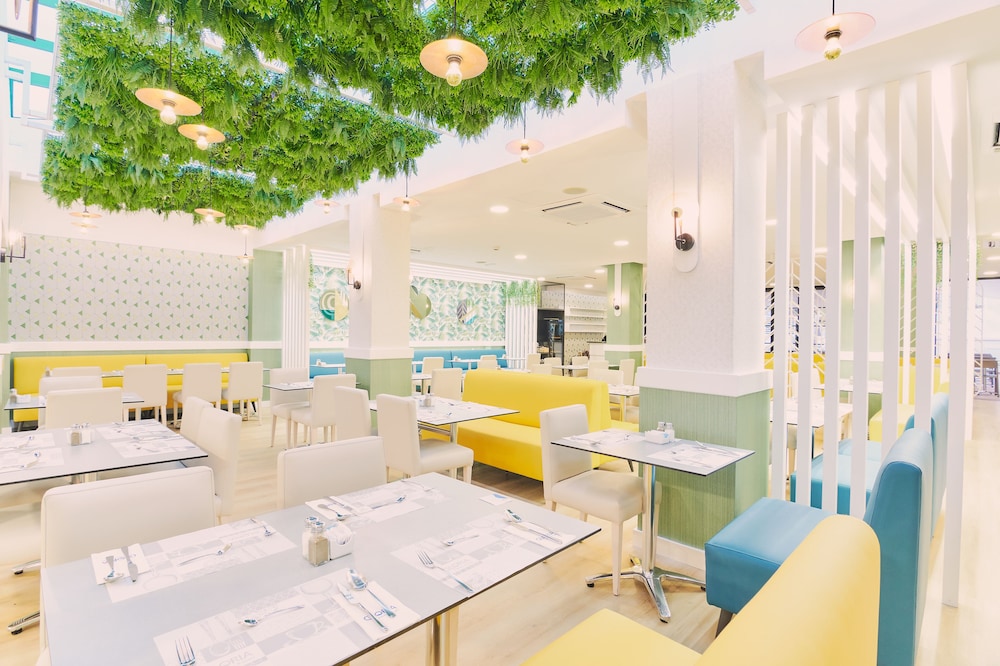 Gloria Izaro Club Hotel — Restaurant & bars in Puerto del Carmen, Canary Islands