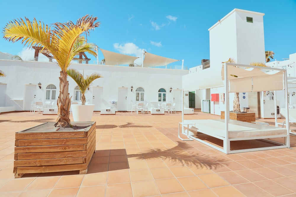 Gloria Izaro Club Hotel — Hotel building in Puerto del Carmen, Canary Islands