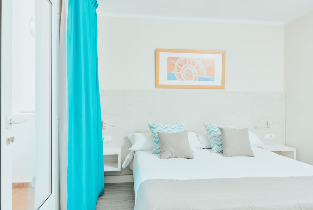 Gloria Izaro Club Hotel — Hotel rooms in Puerto del Carmen, Canary Islands
