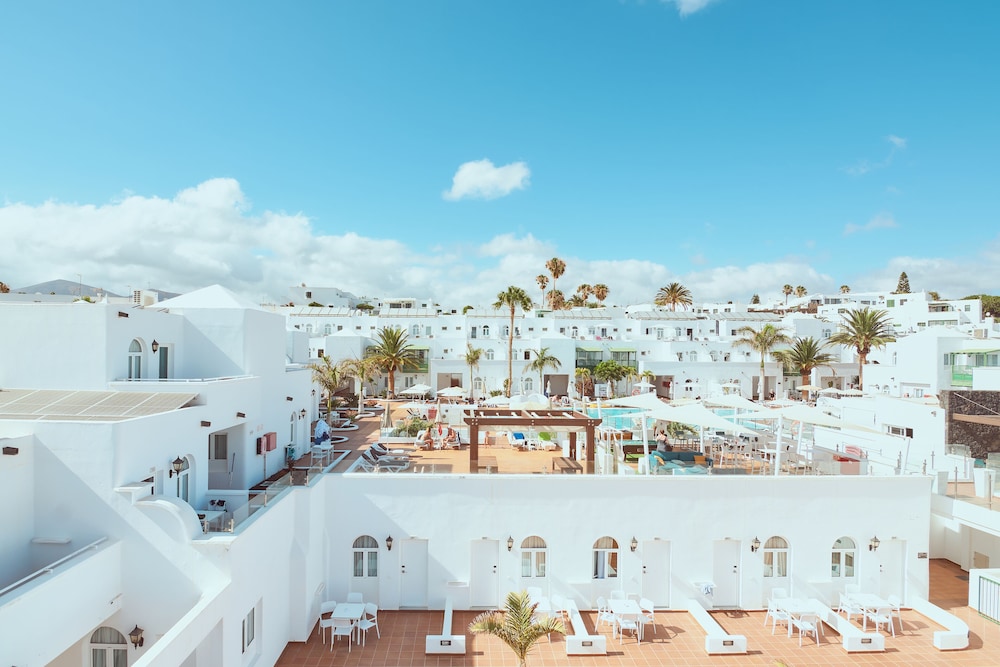Gloria Izaro Club Hotel — Hotel building in Puerto del Carmen, Canary Islands