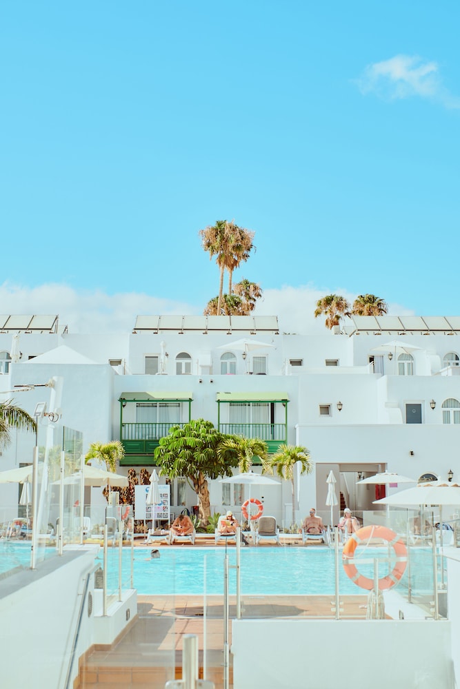 Gloria Izaro Club Hotel — Hotel building in Puerto del Carmen, Canary Islands