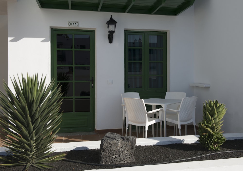 Gloria Izaro Club Hotel — Hotel building in Puerto del Carmen, Canary Islands