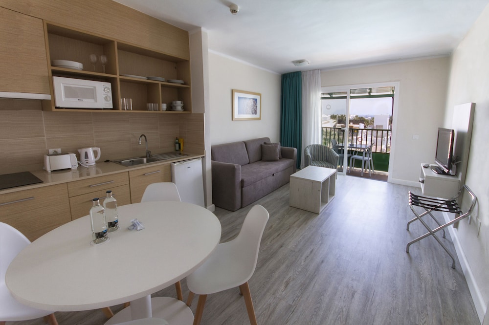 Gloria Izaro Club Hotel — Hotel rooms in Puerto del Carmen, Canary Islands