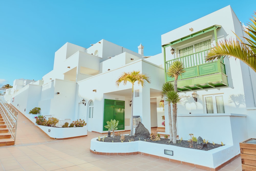 Gloria Izaro Club Hotel — Hotel building in Puerto del Carmen, Canary Islands