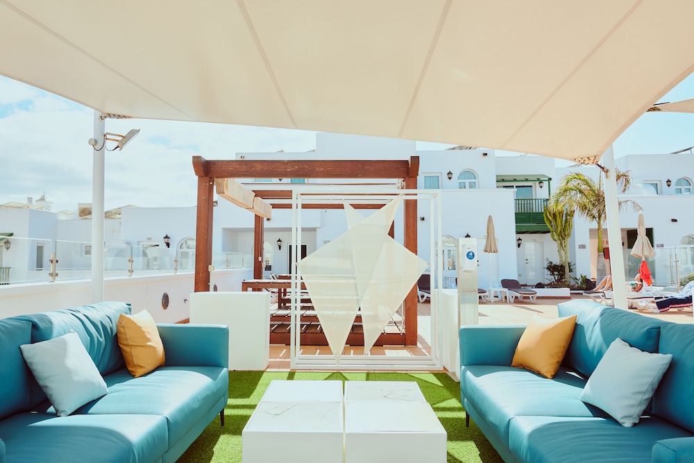 Gloria Izaro Club Hotel — Hotel building in Puerto del Carmen, Canary Islands