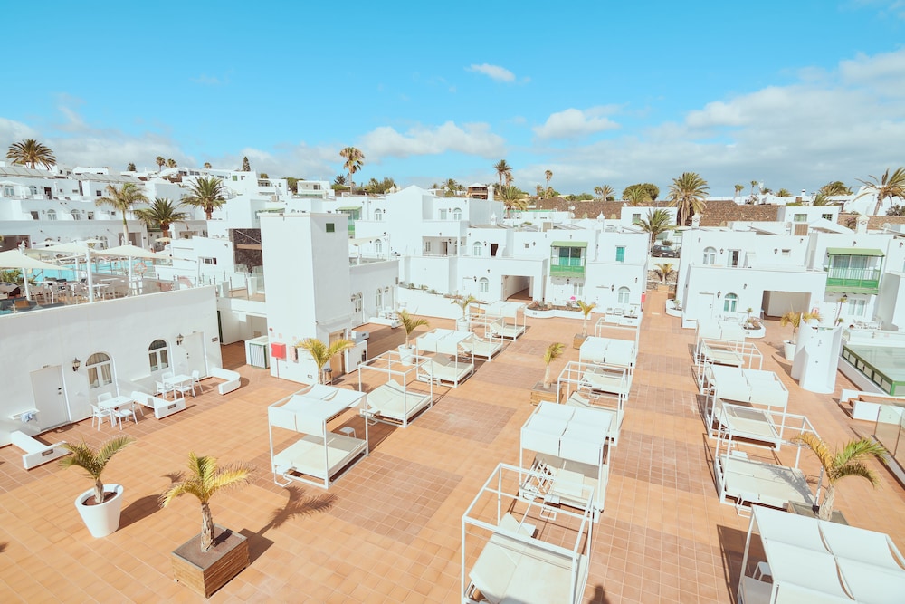 Gloria Izaro Club Hotel — Hotel building in Puerto del Carmen, Canary Islands
