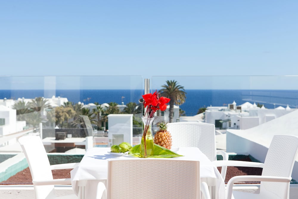 Gloria Izaro Club Hotel — Restaurant & bars in Puerto del Carmen, Canary Islands