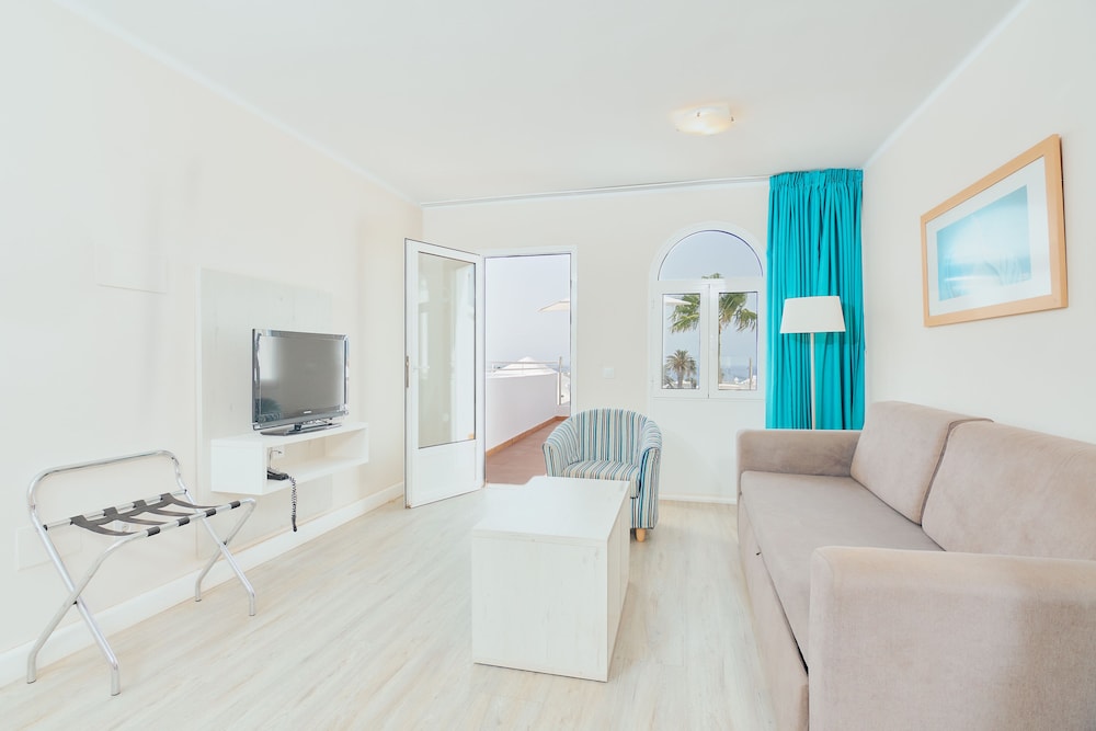 Gloria Izaro Club Hotel — Hotel rooms in Puerto del Carmen, Canary Islands