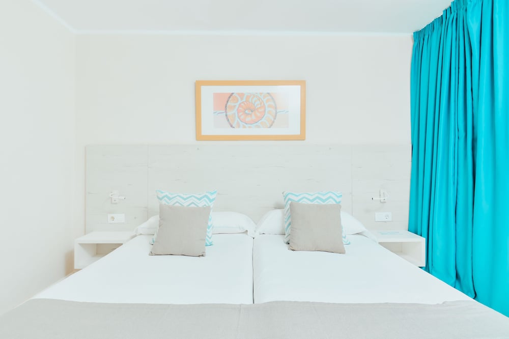 Gloria Izaro Club Hotel — Hotel rooms in Puerto del Carmen, Canary Islands