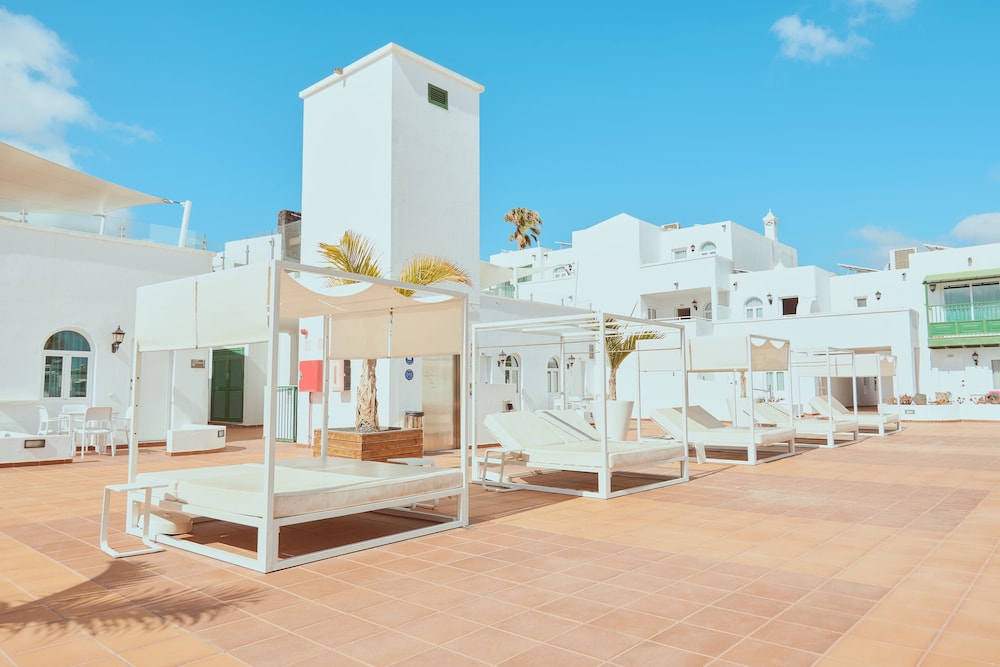 Gloria Izaro Club Hotel — Hotel building in Puerto del Carmen, Canary Islands