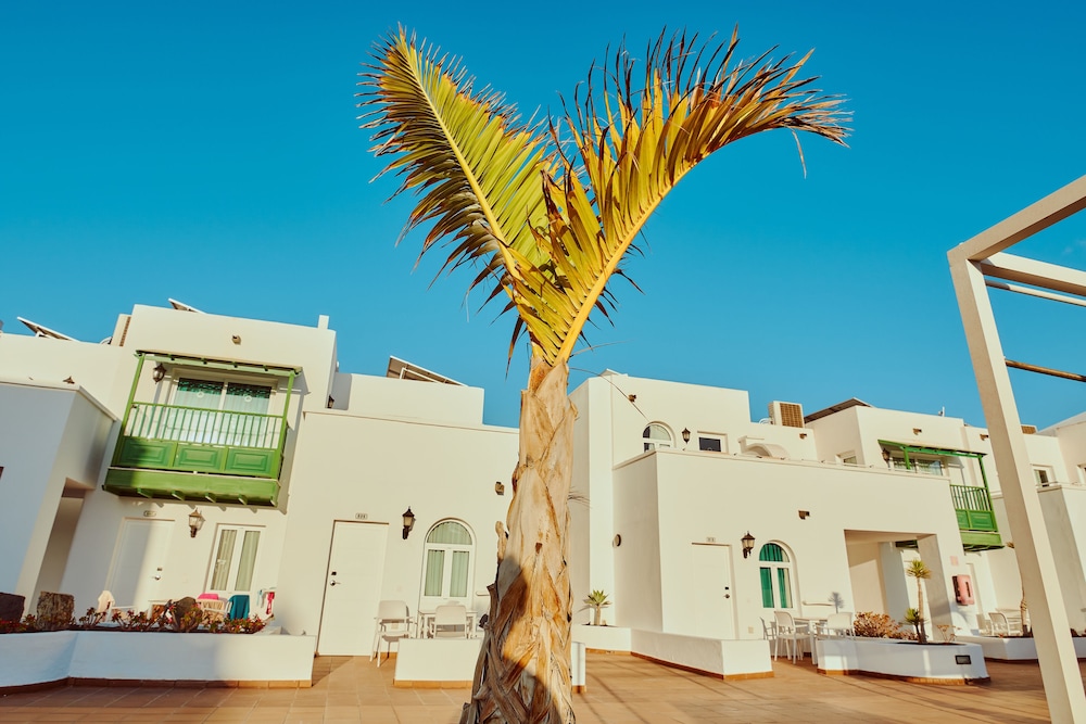 Gloria Izaro Club Hotel — Hotel building in Puerto del Carmen, Canary Islands