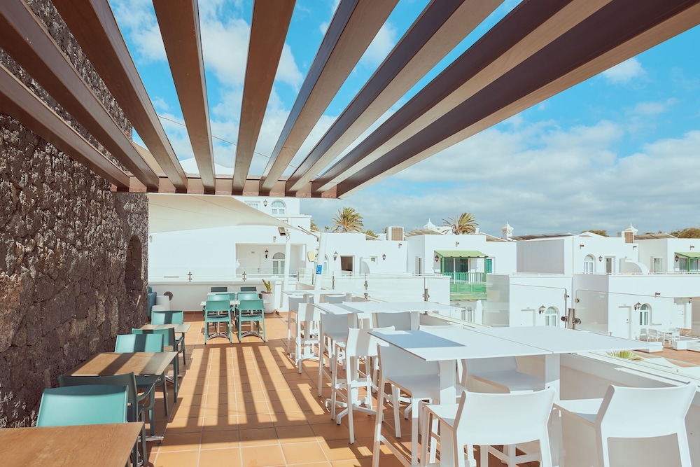 Gloria Izaro Club Hotel — Restaurant & bars in Puerto del Carmen, Canary Islands