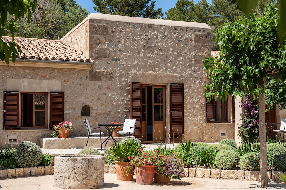 Castell Son Claret - The Leading Hotels of the World — Hotel building in Andratx, Balearic Islands