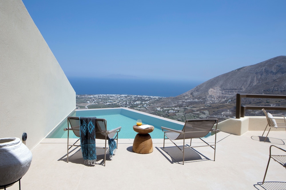 Elessa Hotel — Swimming pool in Pyrgos Kallistis, South Aegean