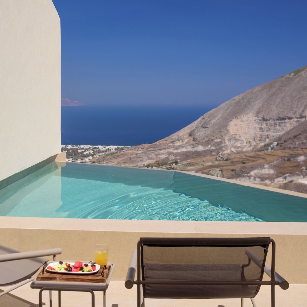 Elessa Hotel — Swimming pool in Pyrgos Kallistis, South Aegean